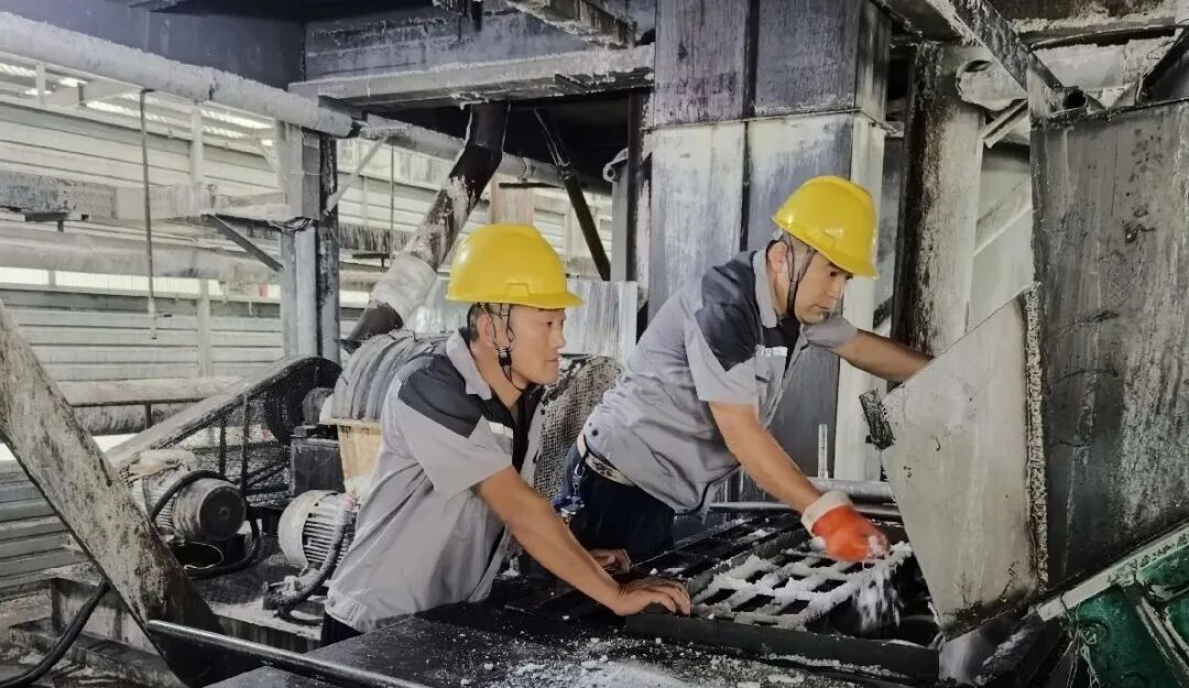 李班在为新员工讲解生产工艺