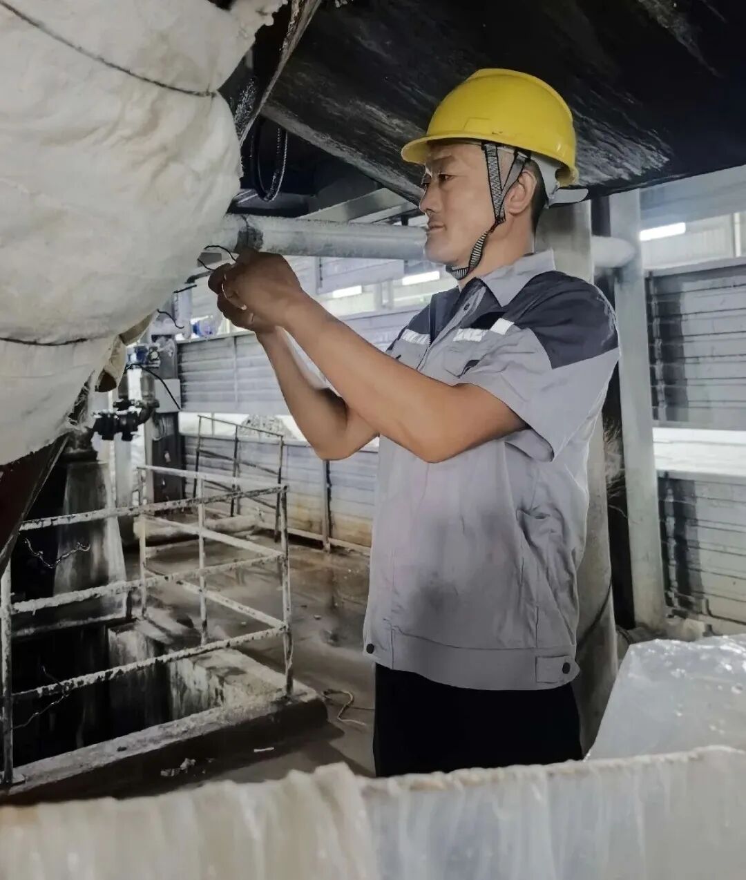 李班协助进行设备的擦洗