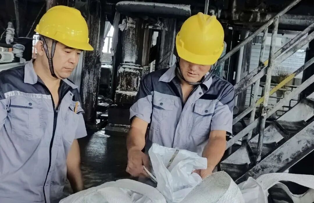 李班正在检查成品是否合格