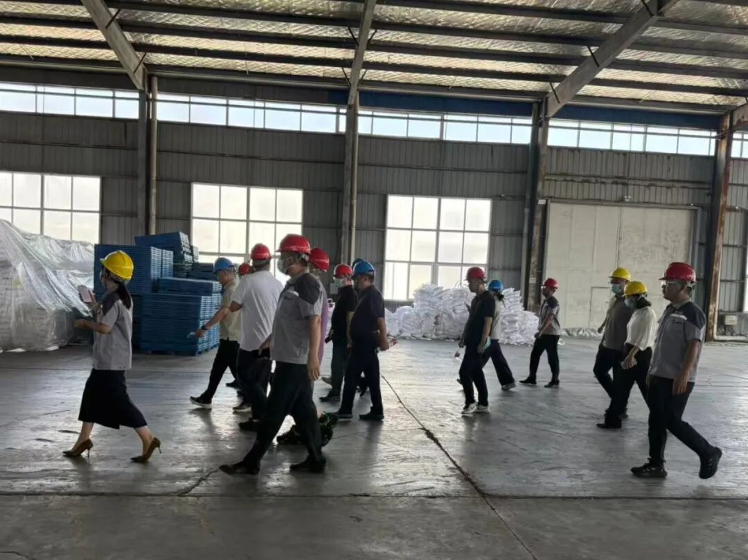 考察团一行参观众智化工科技车间