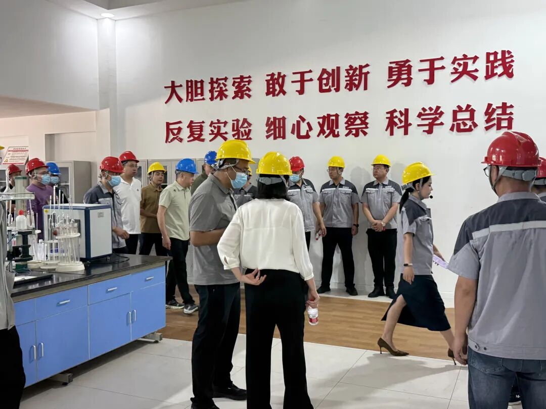 考察团一行参观众智化工科技实验室