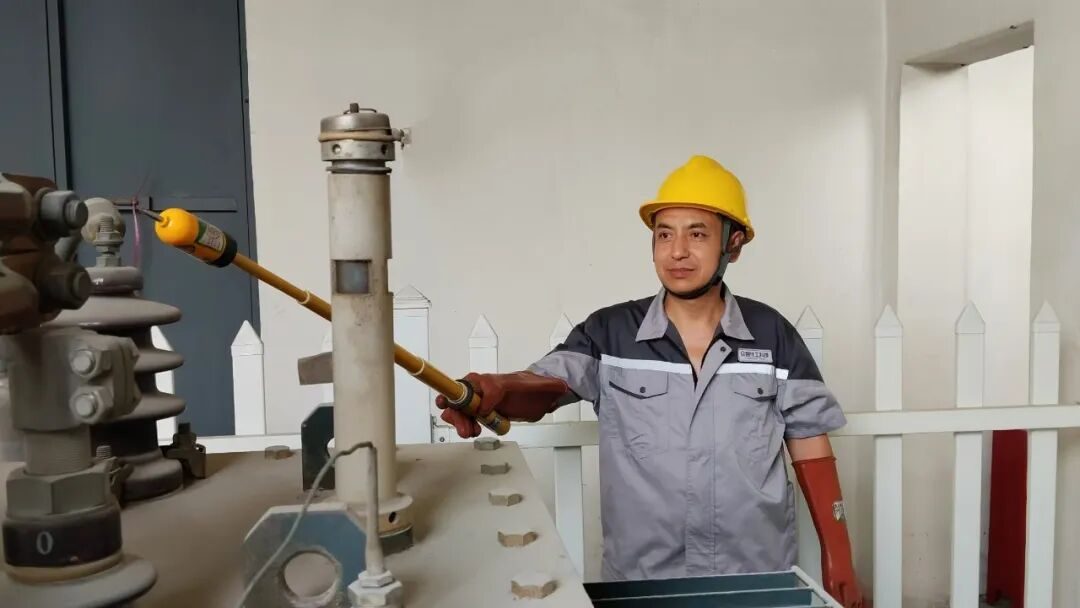 王班正在用变压器检验高压